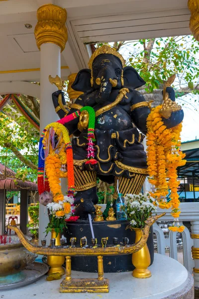 A virágok közelről az utcán Ganesha Isten szobra — Stock Fotó