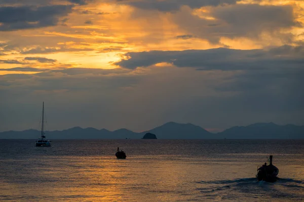 Sunset over the Andaman Sea, the sun sets in the blue clouds beh — Stock Photo, Image