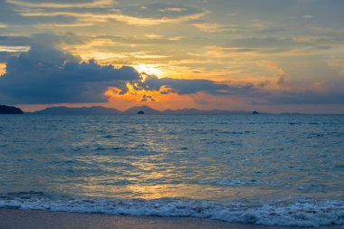 Andaman Denizi, güzel bulutlar ve gün batımı sırasında turuncu gökyüzü mavi