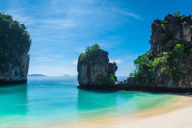 sarp uçurumlar, yeşillik, güzel deniz ve bir görünümünü ile kaplı