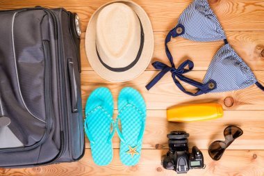 bavul ve kumsalda dinlenmek bir kadın için hazır nesneleri