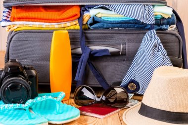 şık kadınsal bir tatil için deniz üzerinde bir suitcas yaz