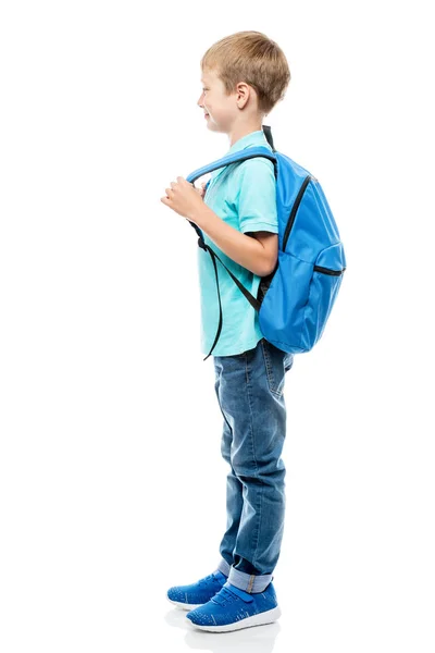 Pequeno estudante com vista lateral mochila em um fundo branco i — Fotografia de Stock