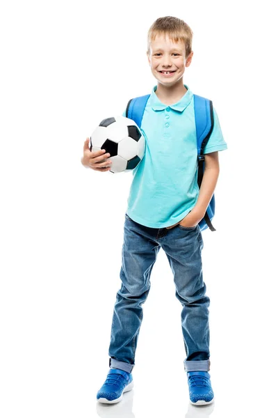 Estudante com mochila segurando uma bola de futebol isolado na íntegra — Fotografia de Stock