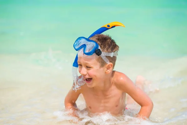 Šťastný chlapec v maskou šnorchlování v moři — Stock fotografie