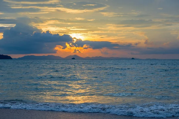Bleu mer d'Andaman, beaux nuages et ciel orange au coucher du soleil — Photo