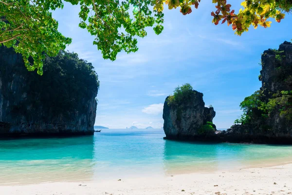 Paisagem - vista da baía da ilha de Hong com branco s — Fotografia de Stock