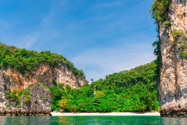 Ilha verde com penhascos íngremes vista do mar para a ilha o — Fotografia de Stock