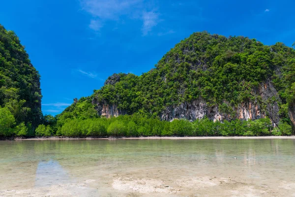 Utsikt över bukten på ön av Hong i Thailand vid lågvatten — Stockfoto