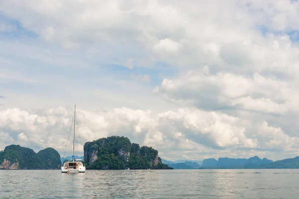 Yacht touristique dans une belle baie avec des falaises escarpées en Thaïlande — Photo