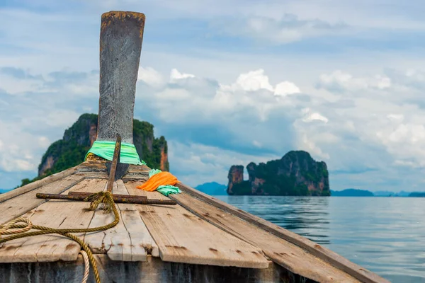 Vieux bateau thaïlandais en bois se précipitant vers les rochers pittoresques de Thaïlande — Photo