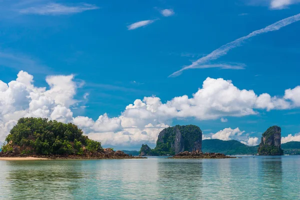Wspaniałych tropikalnych seascape w słoneczny dzień w Tajlandii resort — Zdjęcie stockowe