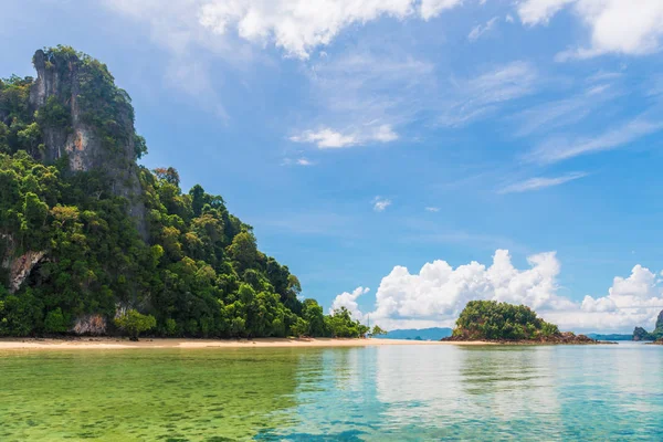 Vista de uma ilha desabitada com uma praia de areia na Tailândia res — Fotografia de Stock