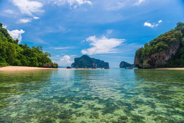 Plage de sable crachat et touristes bateaux thaïlandais en bois, une belle trop — Photo