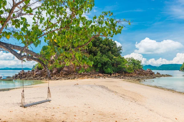 Balançoire en bois sur la plage de sable de l'île de Thaïlande — Photo