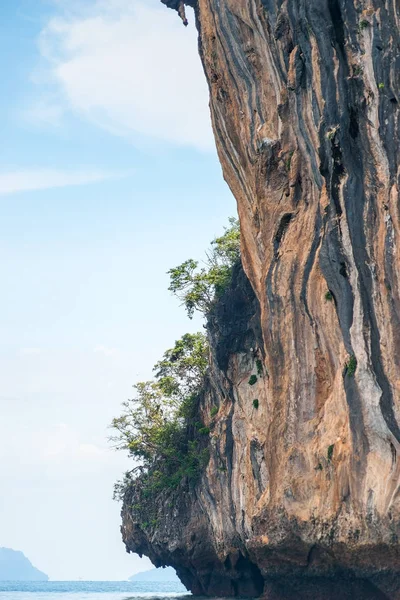 Surface and texture of a vertical cliff in Thailand, close-up — Stock Photo, Image