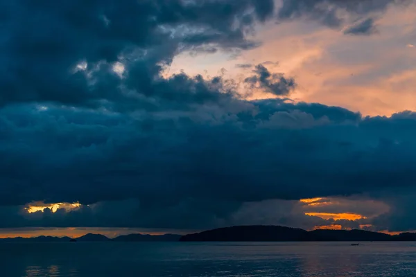 Mroczne Krajobraz z niebieski chmury nad morze po zachodzie słońca, Thail — Zdjęcie stockowe