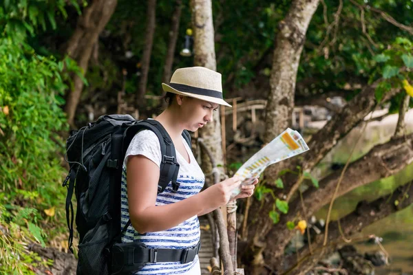 Vrouw toerist in een hoed met een rugzak op een wandeling in Azië — Stockfoto