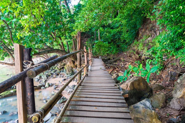 Pusta ścieżka drewniane w dżungli Tajlandii, w pobliżu morza — Zdjęcie stockowe