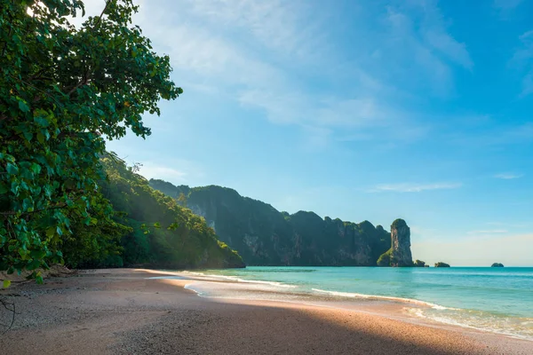 Hajnalban a Thaiföldön, gyönyörű kilátás nyílik a beach Krabi resort — Stock Fotó