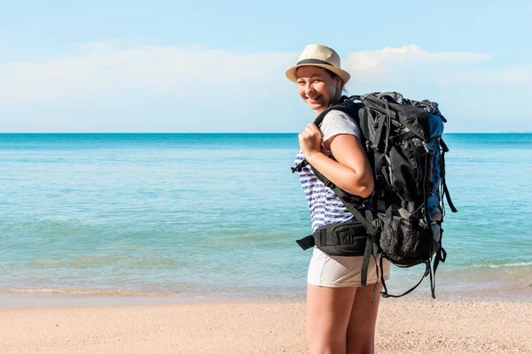 Femme heureuse touriste sur la plage en vacances — Photo