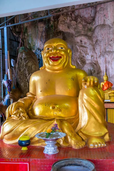 Escultura dourada de uma divindade gorda no templo da Tailândia — Fotografia de Stock