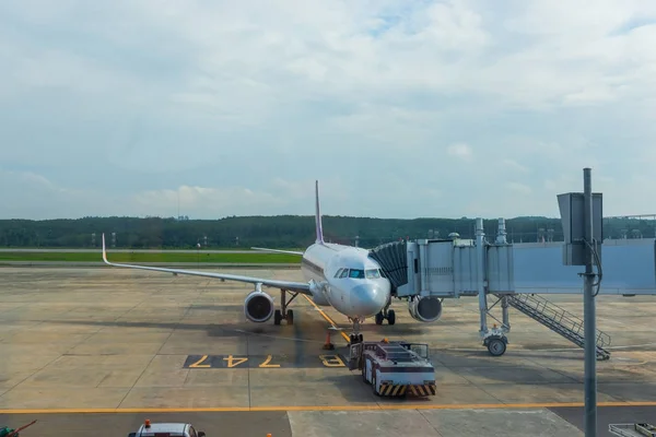 L'avion transporte des passagers à travers la manche à l'aéroport — Photo