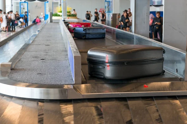 Bagages à la livraison à l'aéroport après l'atterrissage — Photo