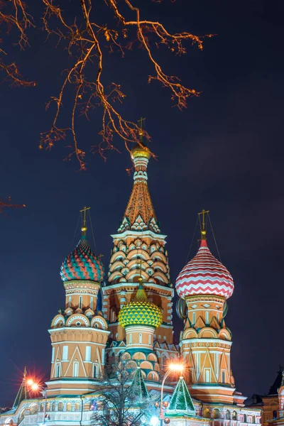 St. Basil's Cathedral on Red Square in the city center on a wint — Stock Photo, Image