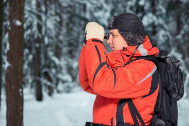 dürbün ile kış ormanda yalnız kayıp turist adam