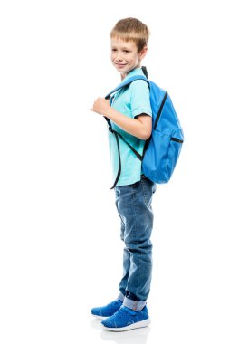 Beyaz bir bac üzerinde bir sırt çantası manzaralı bir öğrenci portresi