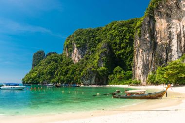Sahil Hong Island, Tayland Tayland ahşap tekneler kapalı