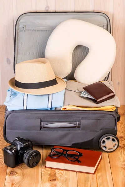 La preparación de la maleta para el vuelo largo, los objetos el primer plano — Foto de Stock