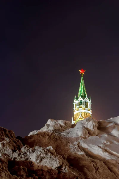 在莫斯科的一堆雪和克里姆林宫塔的看法在一个 wi — 图库照片