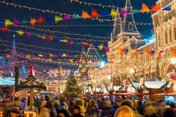 Slavnostní vánoční ročník veletrhu na Rudém náměstí v Moskvě krásné — Stock fotografie