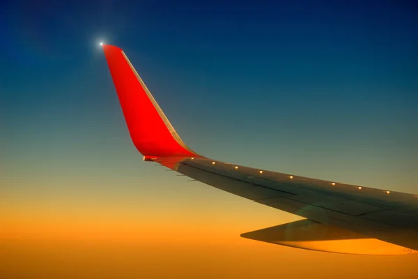 Vista dal finestrino di un'ala di un aereo. Colorato . — Foto Stock