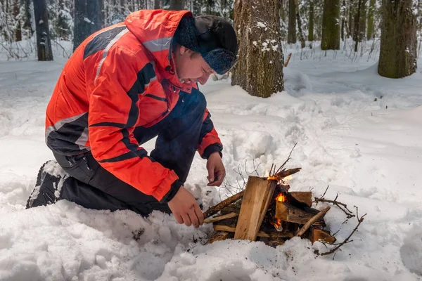 Un touriste congelé perdu tente de construire un feu dans un froid d'hiver pour — Photo