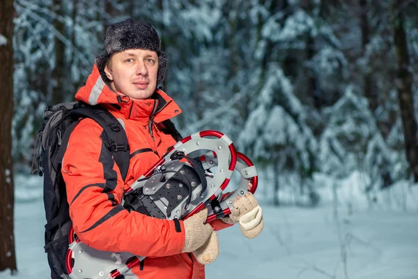 Horizontale portret van een mannelijke toerist met sneeuwschoenen in de wint — Stockfoto