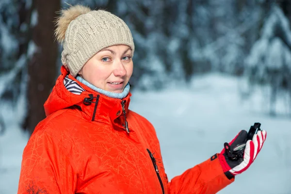 Ritratto di una bella ragazza in una foresta invernale con bussola — Foto Stock