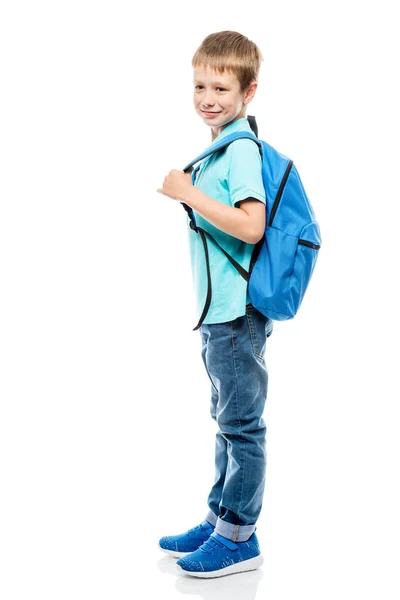 Retrato de um estudante com uma vista lateral mochila em um bac branco — Fotografia de Stock