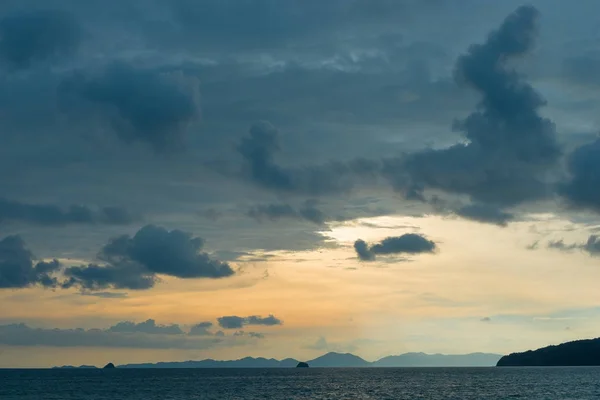 Férias férias mar bela paisagem durante o pôr do sol, azul cl — Fotografia de Stock
