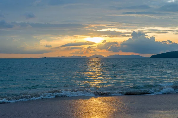 Clean beautiful sea in the rays of the setting sun with mountain — Stock Photo, Image