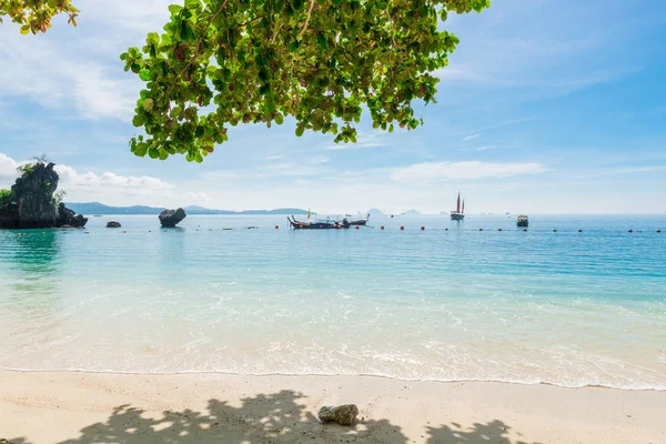 Kék tenger, egy napsütéses napon, táj, Hong-sziget, Thaila — Stock Fotó