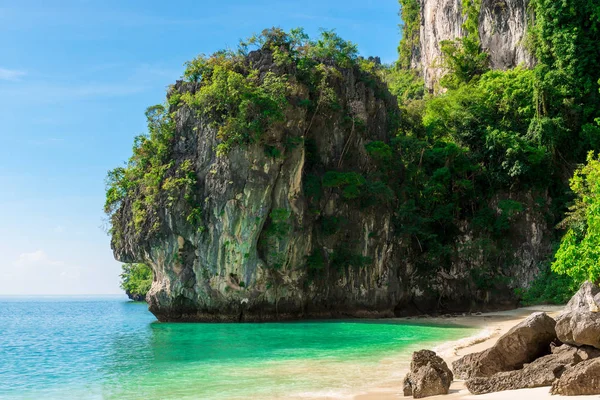 A gyönyörű sziget, Hong, Thaiföld - rock közelről, és A — Stock Fotó