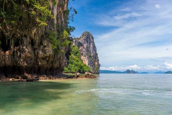 Storslagen natur på ön i Thailand, vackra höga ro — Stockfoto