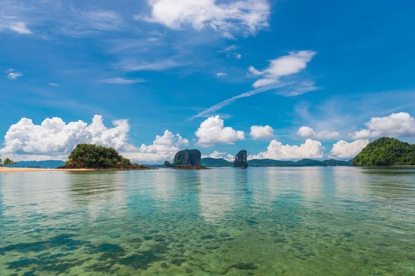 Belle nuvole sulla baia calmo mare nel Mar delle Andamane di Tha — Foto Stock