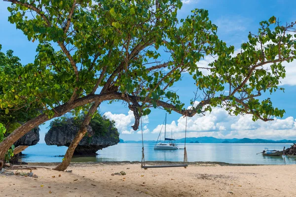Egy hinta, egy fa, egy lakatlan sziget, thai a strandon — Stock Fotó