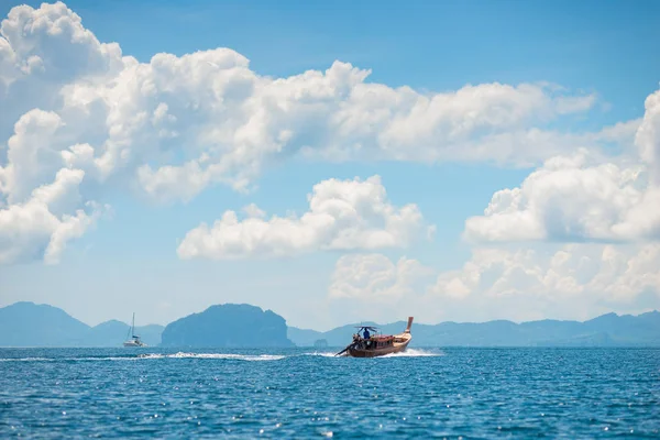 Barca a motore tailandese in legno nel Mar delle Andamane con tempo soleggiato, Thai — Foto Stock