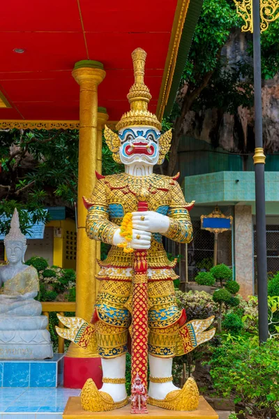 Krásné tradiční thajské stráž u chrámu s Buddhou — Stock fotografie