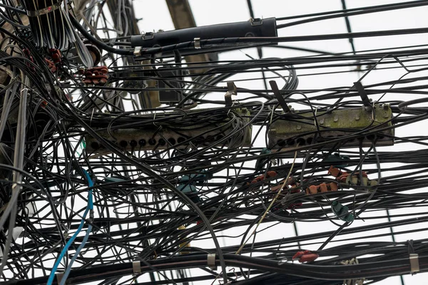 Fios pendurados aleatoriamente em postes elétricos na Tailândia close-up — Fotografia de Stock